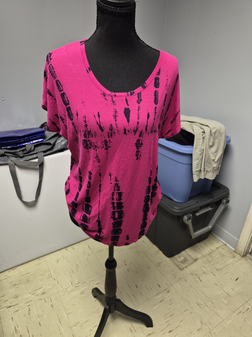 B.L.E.U. Bright Pink Short Sleeve Scoop Neck Top with Black Abstract Print